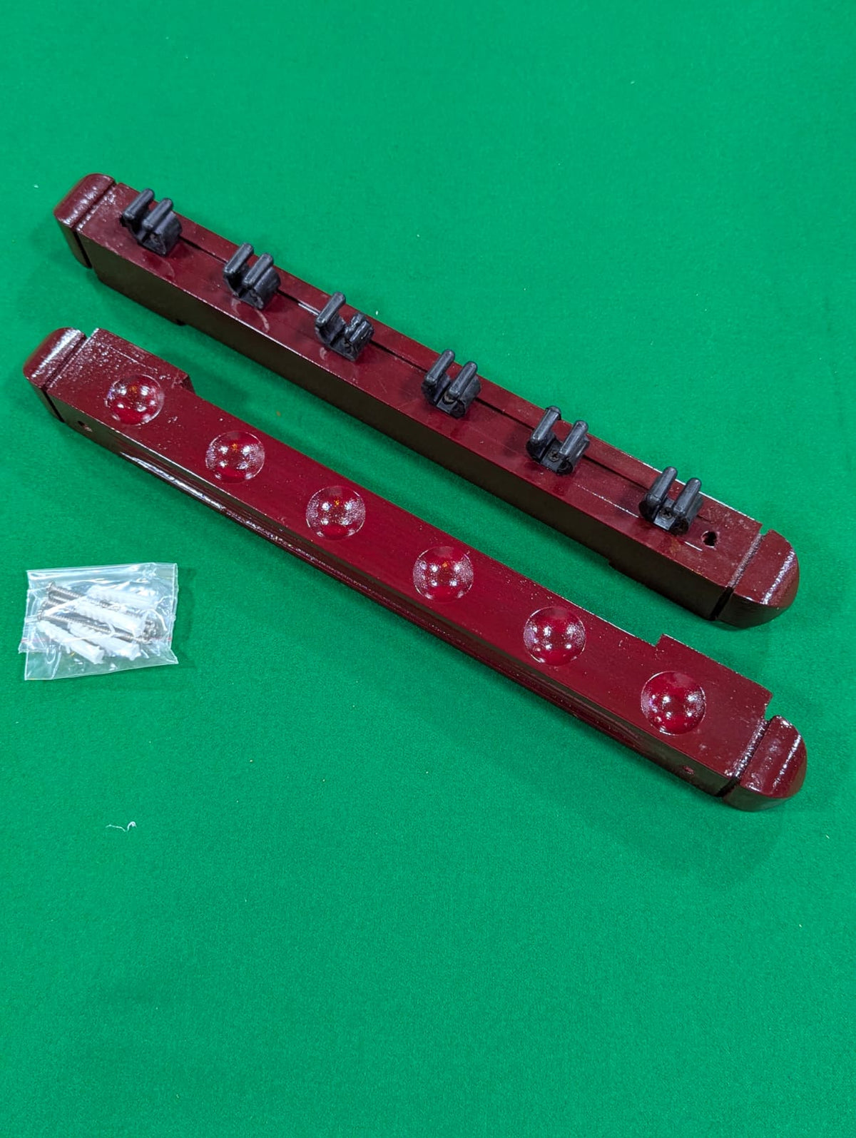 WOODEN CUE STAND Main image